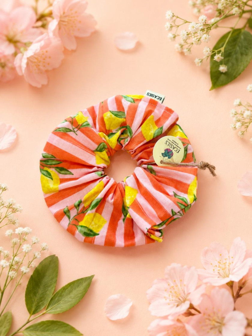 Προεπιλεγμένη φωτογραφία SCRUNCHIE ΛΑΣΤΙΧΑΚΙ ΜΑΛΛΙΩΝ ΡΟΖ ΡΙΓΕΣ ΜΕ ΛΕΜΟΝΙΑ